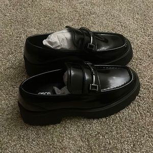 Chunky loafer in black faux leather